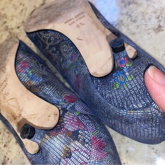 BUTTER Italy $350 1.5" Kitten Heel Gray Floral 6.5 EUC - Picture 12 of 14